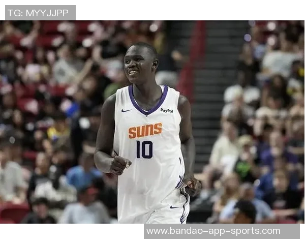 马卢阿奇篮下强势接球转身进攻成功完成21精彩瞬间